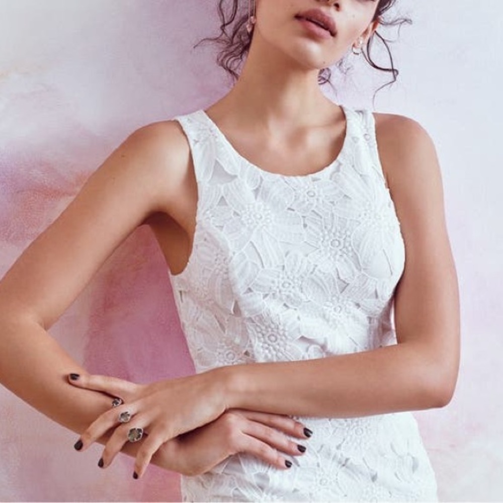ASTR THE LABEL Textured Floral Body-Con WhiteDress